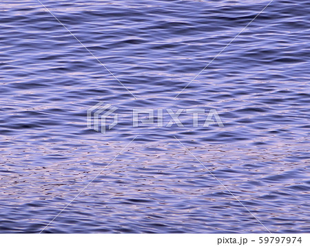 壁紙素材　美しい海の波模様　夕日を浴びて薄紫色　駿河湾 59797974