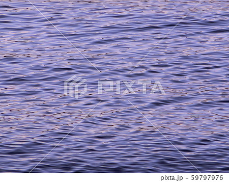 壁紙素材　美しい海の波模様　夕日を浴びて薄紫色　駿河湾 59797976