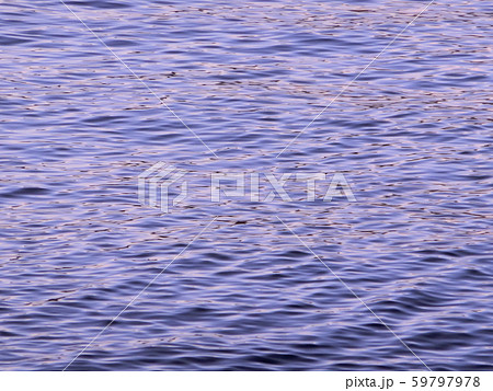 壁紙素材　美しい海の波模様　夕日を浴びて薄紫色　駿河湾 59797978