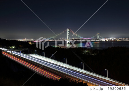 車の光跡と虹色にライトアップした明石海峡大橋 車の光跡と虹色にライトアップした明石海峡大橋 59800686