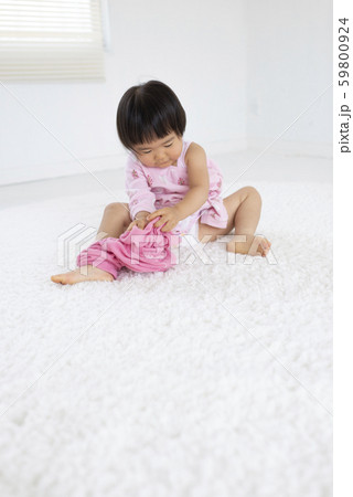 着替えをする子供 59800924