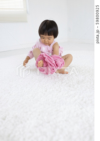着替えをする子供 59800925