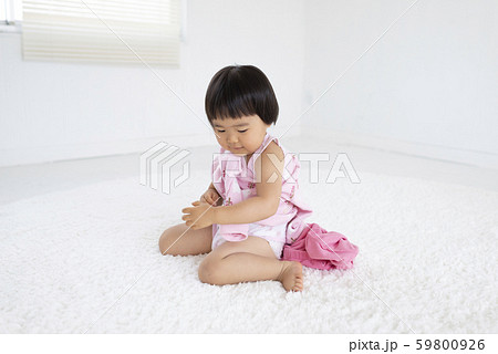 着替えをする子供 59800926