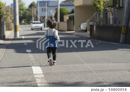 走る女の子 後ろ姿の写真素材