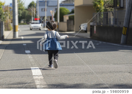 走る女の子 後ろ姿の写真素材