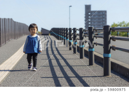 一人で歩く2歳児 一人で歩く2歳児 59800975