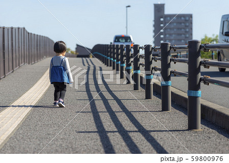 一人で歩く2歳児 後ろ姿 一人で歩く2歳児 後ろ姿 59800976