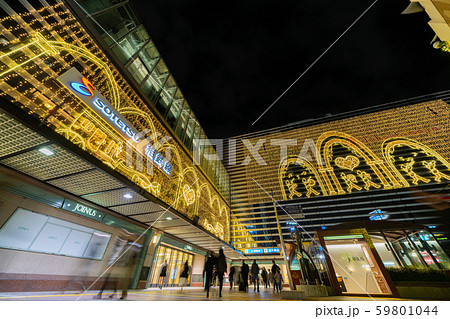 日本の横浜都市景観　「ＳＯＴＥＴＳＵ　相鉄線」やＪＯＩＮＵＳなどを望む 59801044