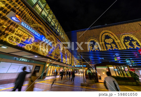 日本の横浜都市景観　「ＳＯＴＥＴＳＵ　相鉄線」やＪＯＩＮＵＳなどを望む 59801050