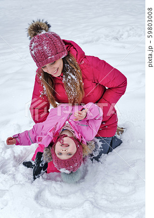 Winter fun family 59803008