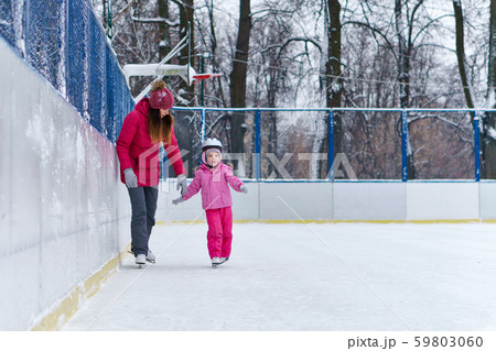 Winter fun family 59803060