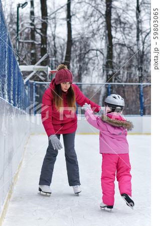 Winter fun family 59803065