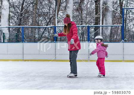 Winter fun family 59803070