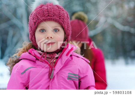 Winter fun child 59803108
