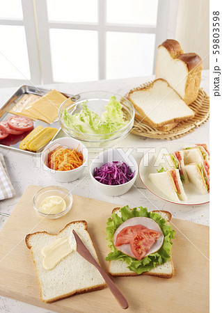家族でお出かけ　みんなの分のサンドウィッチ製作中 59803598