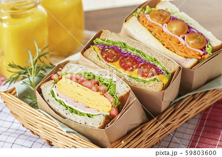 具材がぎっしり詰まったサンドウィッチ 59803600