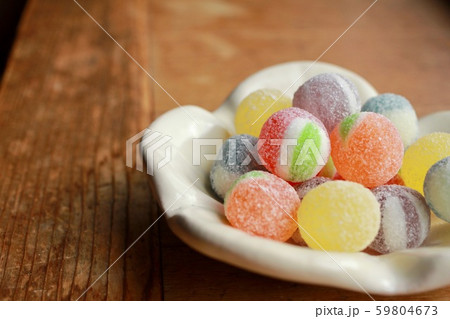 和食器に盛ったカラフルな飴玉 和食器に盛ったカラフルな飴玉 59804673