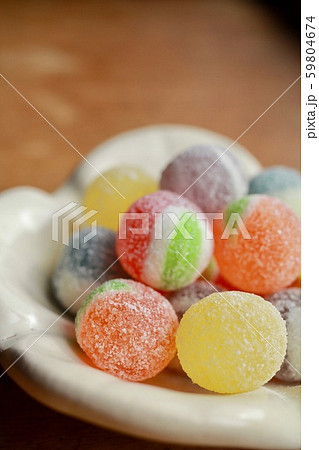 和食器に盛ったカラフルな飴玉 59804674