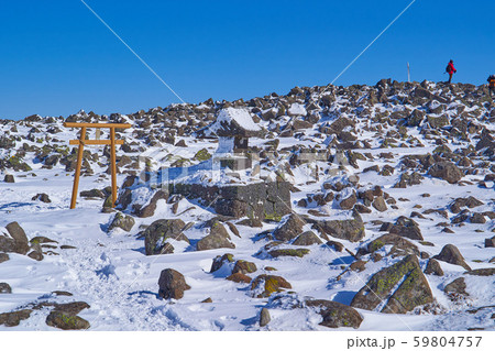 冬の長野県 蓼科山山頂から山頂標識、蓼科神社方面を見る 59804757