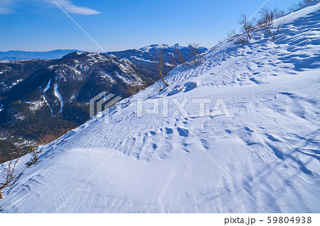 冬の長野県 蓼科山2500m付近斜面から南東側を見る(北横岳,八ヶ岳) 59804938