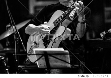 ジャズライブ　ギタープレイ 59806574