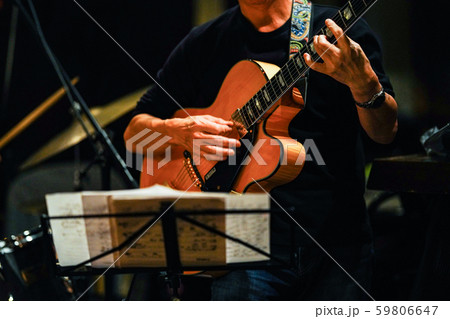 ジャズライブ　ギタープレイ 59806647
