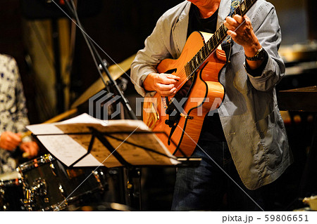 ジャズライブ　ギタープレイ 59806651
