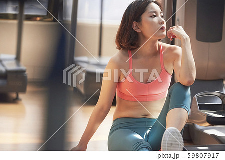 女性 フィットネス 休憩 女性 フィットネス 休憩 59807917