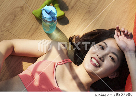 女性　フィットネス　休憩 59807986