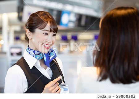 空港 案内をするグランドスタッフ 空港 案内をするグランドスタッフ 59808382