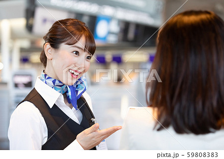 空港 案内をするグランドスタッフ 空港 案内をするグランドスタッフ 59808383