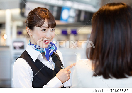 空港 案内をするグランドスタッフ 空港 案内をするグランドスタッフ 59808385