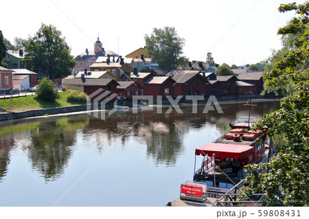 フィンランド　ヘルシンキ近郊の古都　ポルヴォーのポルヴォー川　川沿いの赤い倉庫群、向うに旧市庁舎 59808431