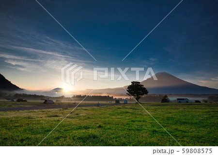 キャンプ場の夜明け 59808575