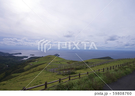 知夫里島の赤ハゲ山付近からの眺め(島根県隠岐郡知夫村) 知夫里島の赤ハゲ山付近からの眺め(島根県隠岐郡知夫村) 59808760