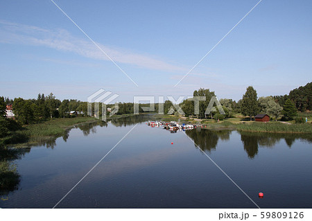 フィンランド　ヘルシンキ近郊の古都　ポルヴォー　古い橋から望むポルヴォー川の上流の景色　ワイド 59809126