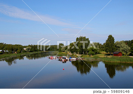 フィンランド　ヘルシンキ近郊の古都　ポルヴォー　古い橋から望むポルヴォー川の上流の景色 59809146