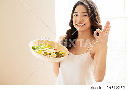 女性　ライフスタイル　食事 59810276