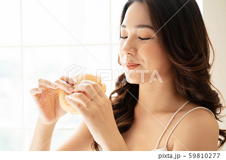 女性　ライフスタイル　食事 59810277