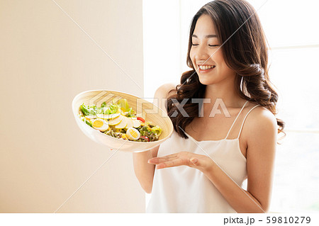 女性　ライフスタイル　食事 59810279