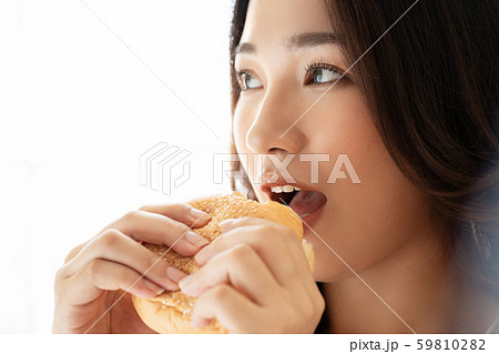 女性　ライフスタイル　食事 59810282