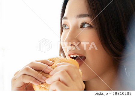 女性　ライフスタイル　食事 59810285