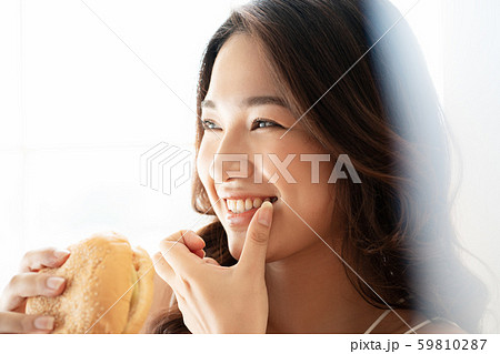 女性　ライフスタイル　食事 59810287