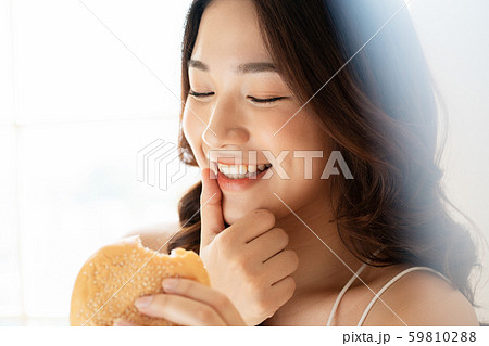 女性　ライフスタイル　食事 59810288