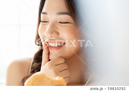 女性　ライフスタイル　食事 59810292