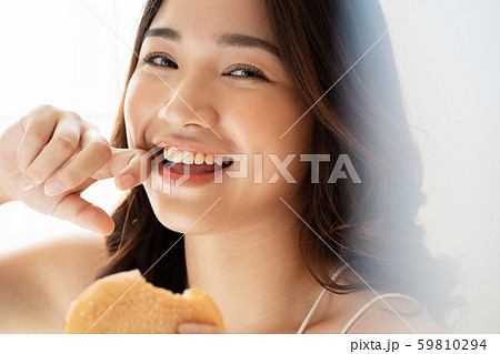 女性　ライフスタイル　食事 59810294