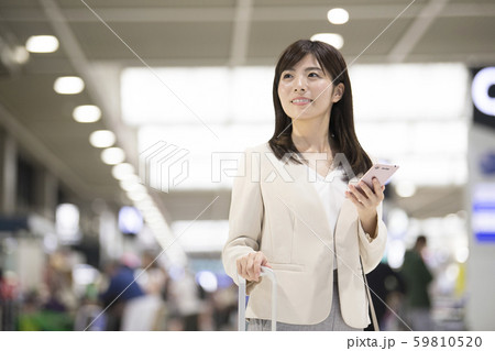 空港 出張 女性 空港 出張 女性 59810520