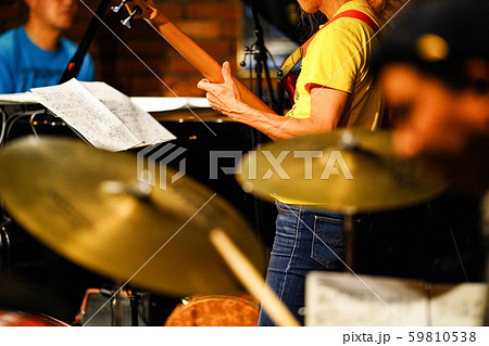 ジャズライブ　ドラマーよりベーシストを見る 59810538