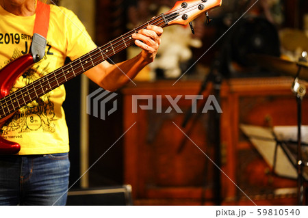 ジャズライブ　ベースプレイ 59810540