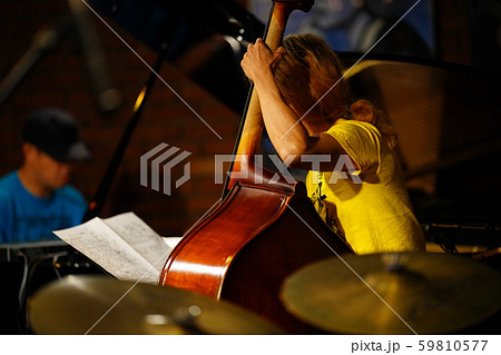 ジャズライブ　ベースプレイ 59810577